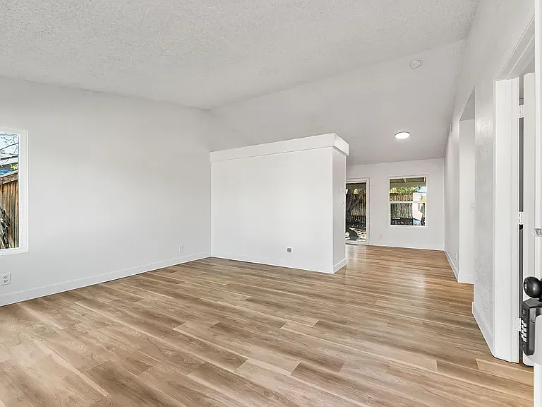 3817 Fernwood St — Photo 6