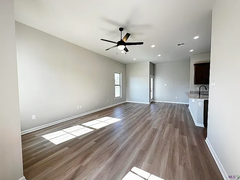 4 bed, 1516 sqft, $2,325 — Photo 3