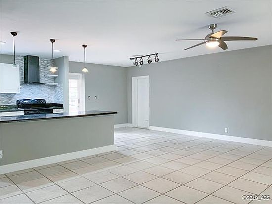 4th image of 2621 NE 49th St