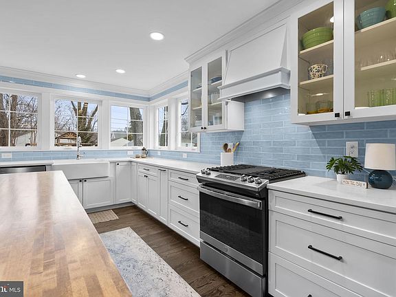 4th image of 112 Elliott Pl