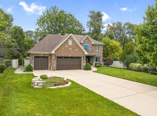 331 Brookside Cir, Wheaton, IL 60187