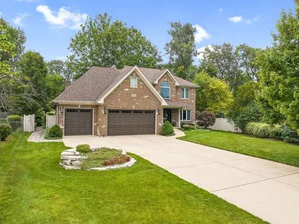 331 Brookside Cir, Wheaton, IL 60187