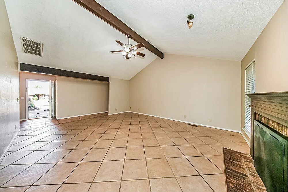 3 bed, 2.0 bath, 1635 sqft, $1,620 — Photo 4