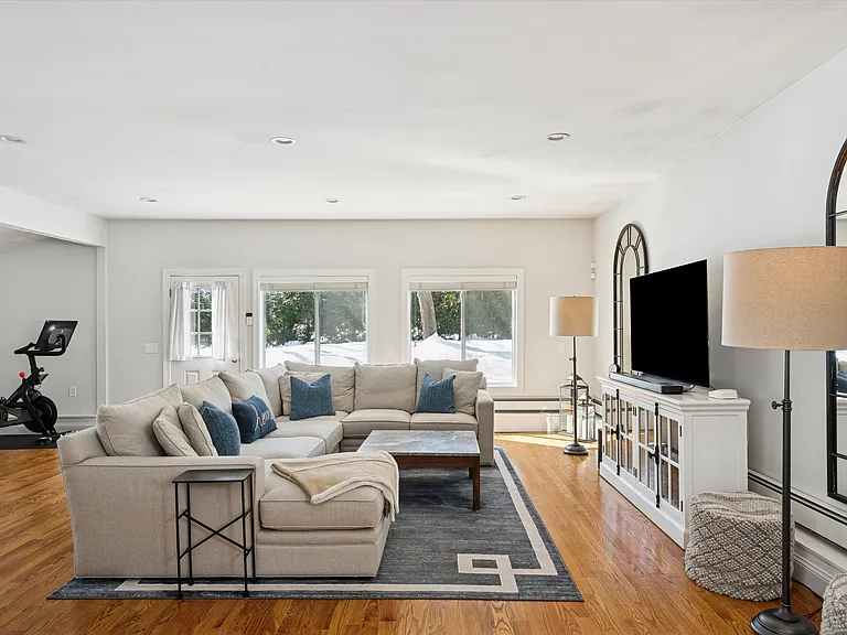 4 Stuart Ct — Photo 9