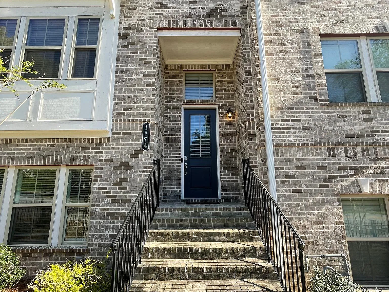 1974 Devonwood Dr — Photo 2