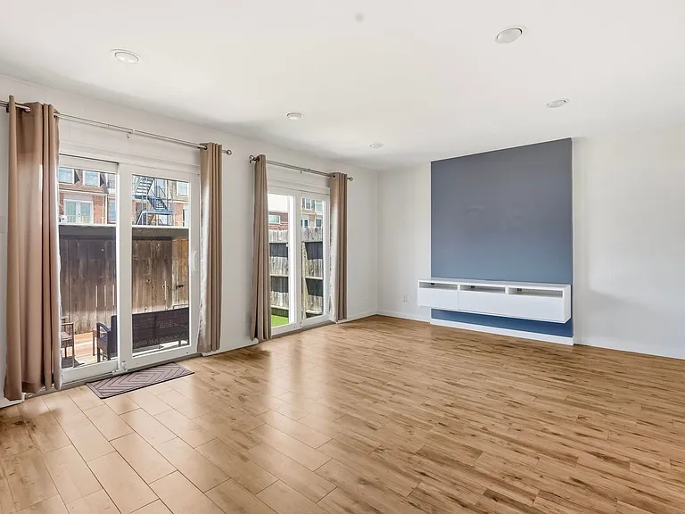 450 N Post Oak Ln — Photo 12