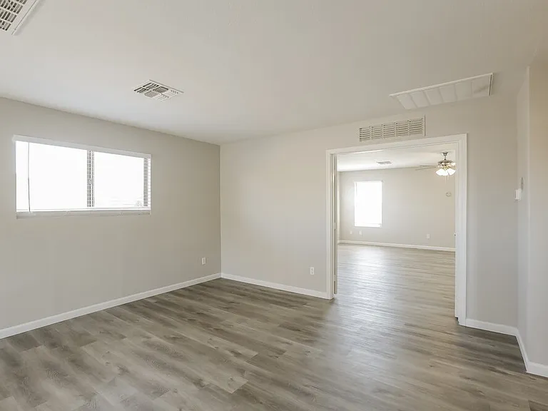 2217 E 35th Ave — Photo 18