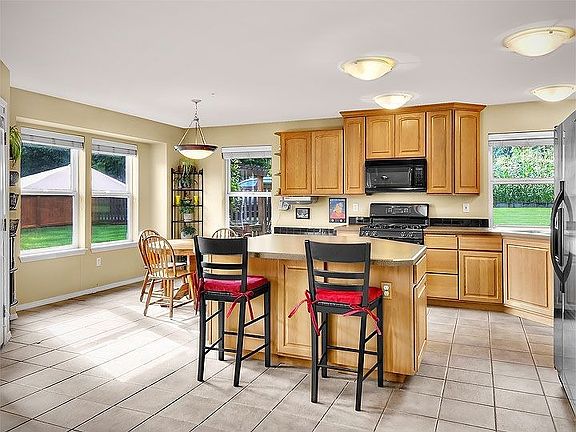 Great oak kitchen with centerisland.