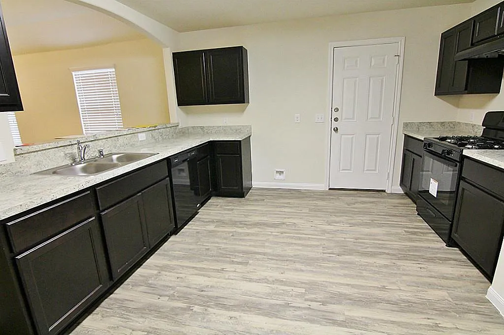 3 bed, 2.0 bath, 1407 sqft, $1,800 — Photo 4