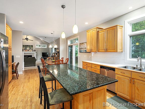 5th image of 3885 Fraser Dr NE
