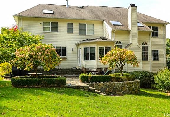 3rd image of 31 Carlton Dr