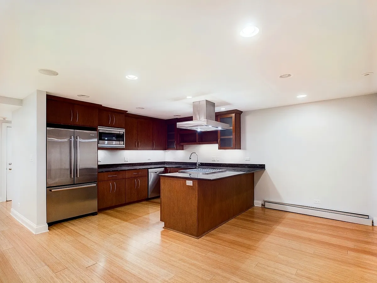 Building Photo - 632 W Barry Ave #GS