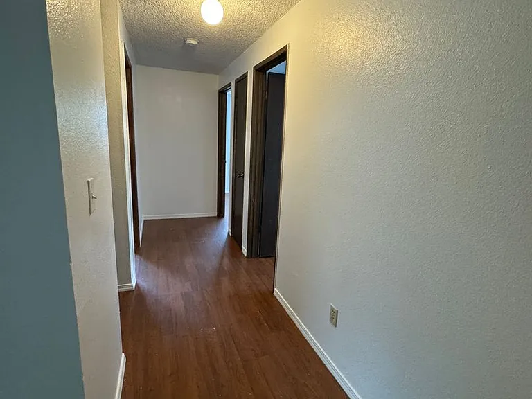 910 8th Ave — Photo 8