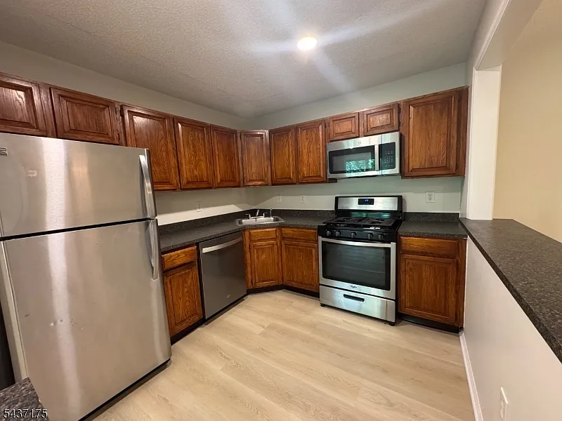 2 bed, 2.0 bath, 1011 sqft, $2,350 — Photo 2