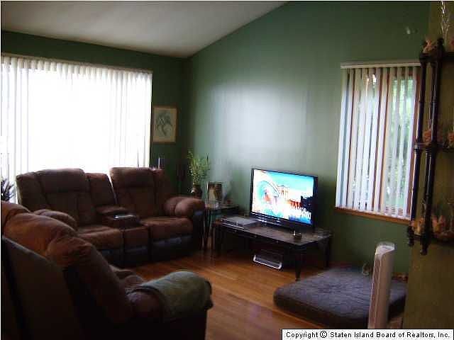 2nd image of 49 Hylan Blvd