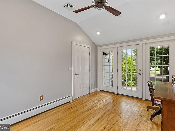 4th image of 521 Village Rd W