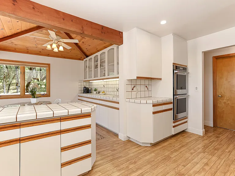 1049 Woodside Ln — Photo 17
