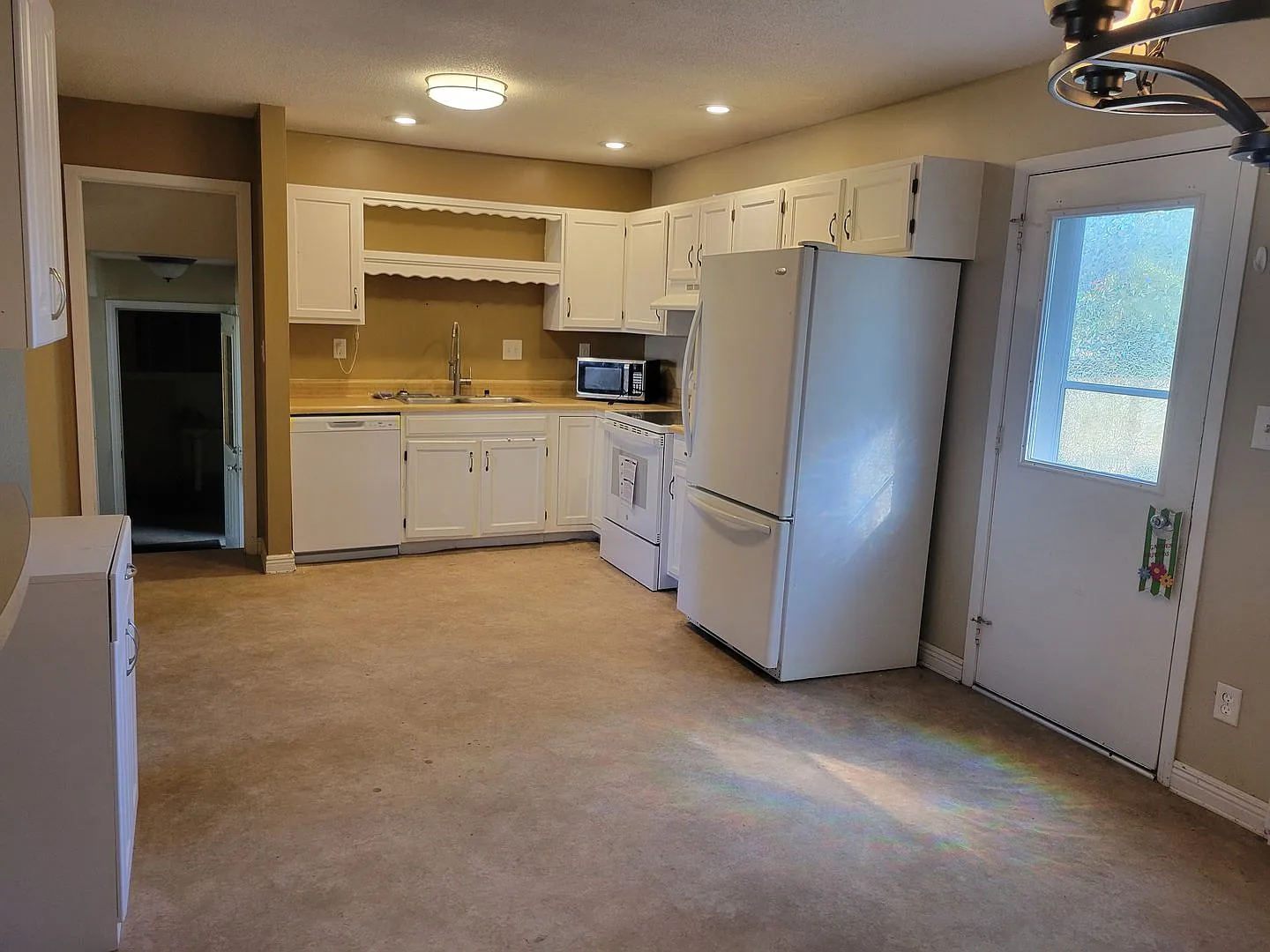 3Bedroom 1 1/2 BABi Level Home for Rent — Photo 3