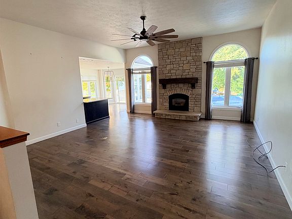 2nd image of 302 Sherman Ln