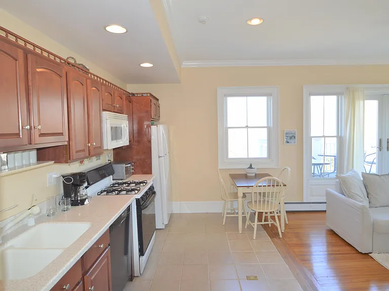 398 Wolcott Ave #4 — Photo 11