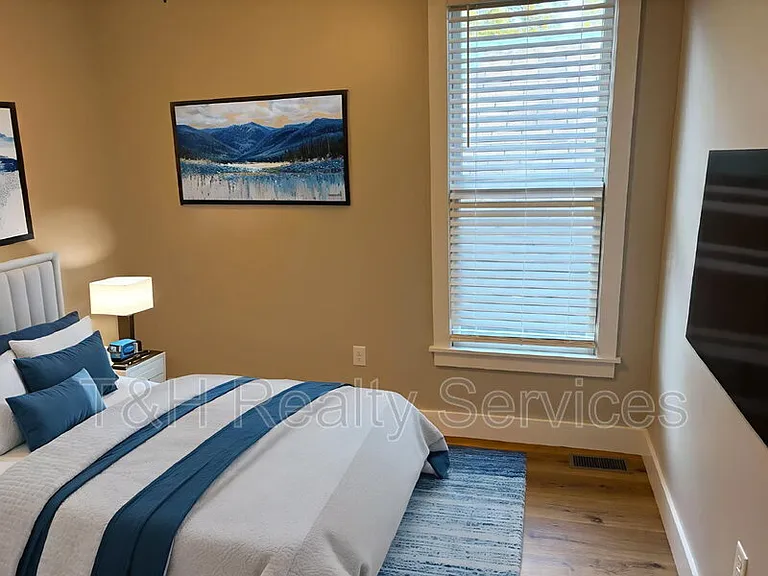 529 N Highland Ave — Photo 12