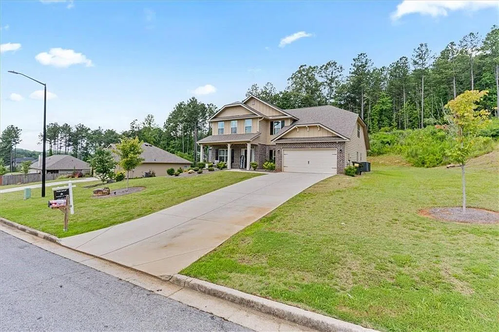 5 bed, 3.5 bath, 3429 sqft, $3,000 — Photo 2