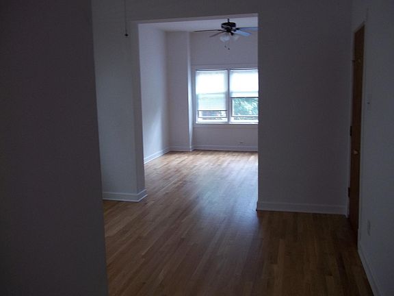 3rd image of 2132 W Melrose St