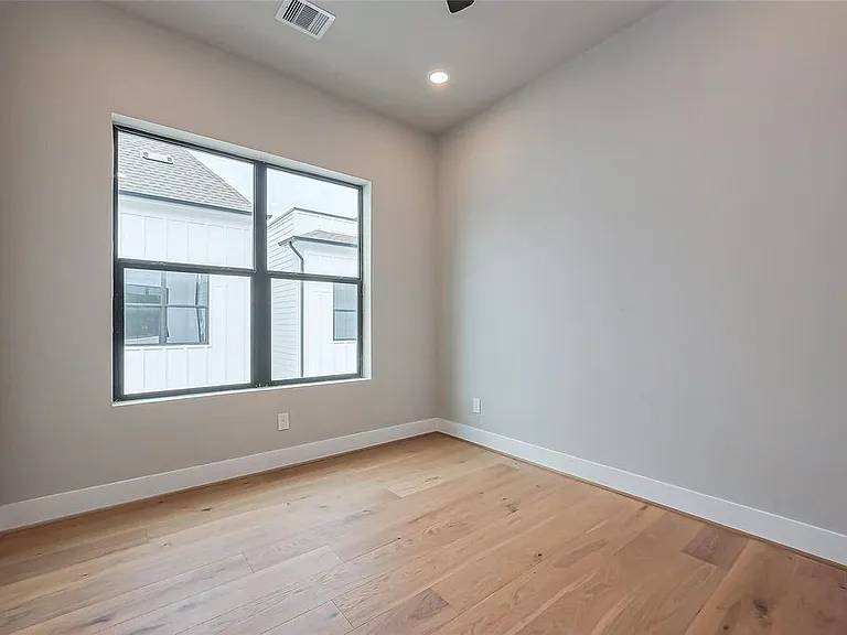 1222 W 24th St — Photo 14