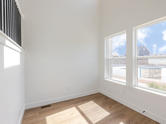 4th image of 822 N Banner Dr #660