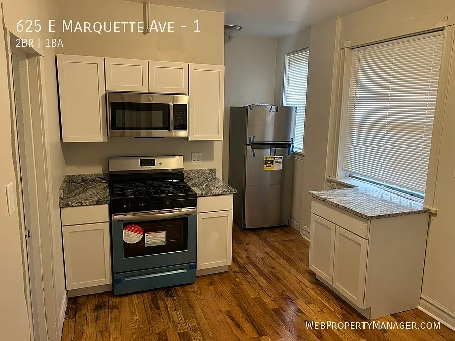 2 Bed 1 Bath with Granite Counters, Hardwood Floors & Washer/Dryer — Photo 2