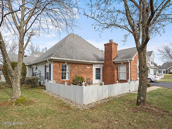 3rd image of 3933 Greenhurst Dr