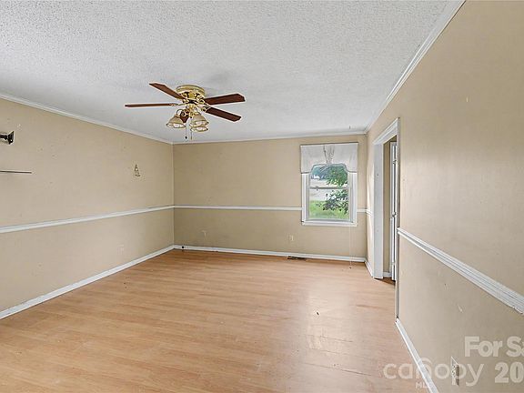 4th image of 102 Nob Hill Rd