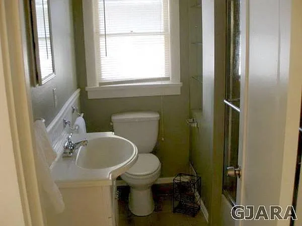 948 Hill Ave — Photo 2