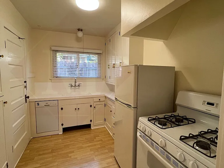 210 W Micheltorena St #C — Photo 7