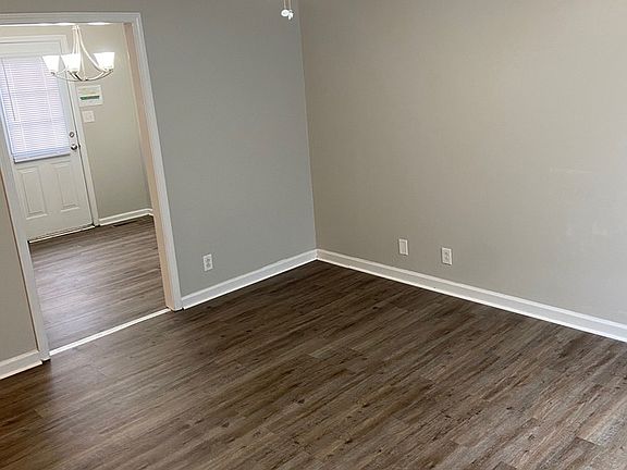 4th image of 909 Applegrove Cir