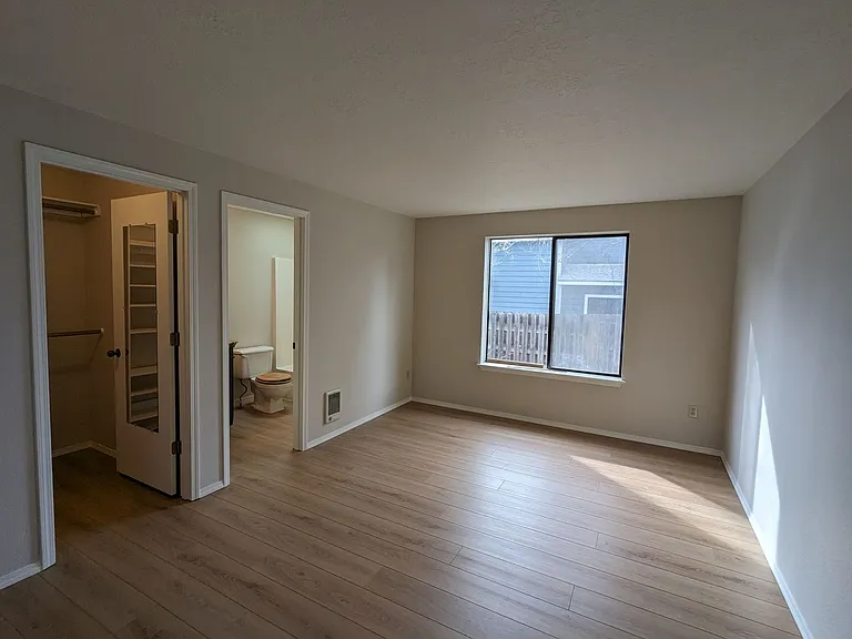 1147 NE Viking Ct — Photo 18