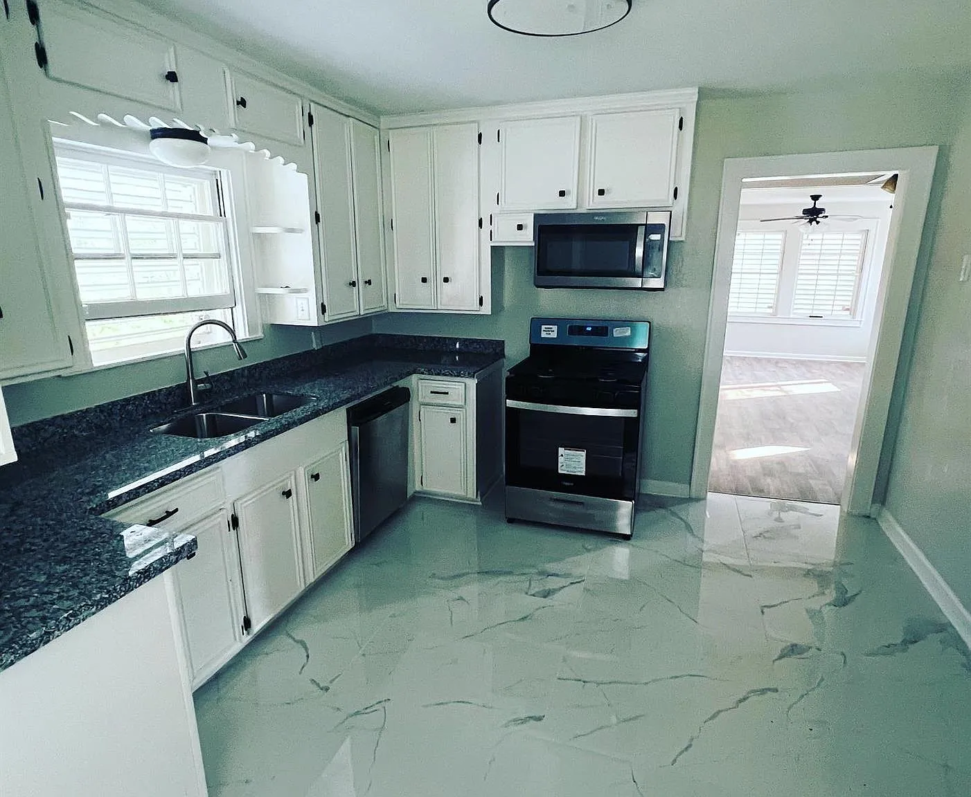 3 bed, 1.5 bath, 1318 sqft, $1,550 — Photo 3