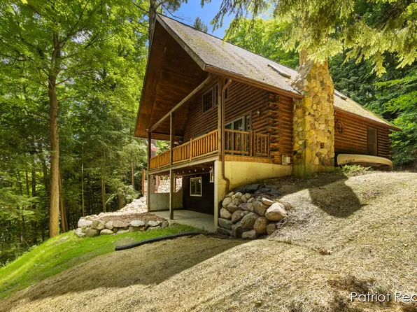 1277 E Wild Turkey Ln, Newaygo, MI 49337