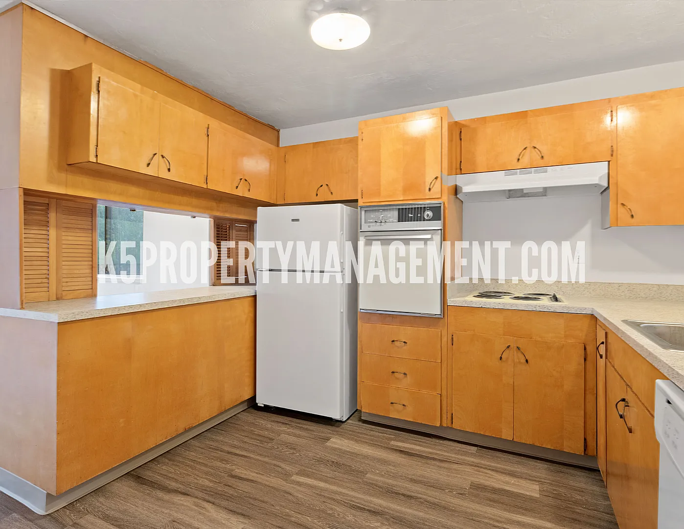Town and Country Apartments — Photo 4