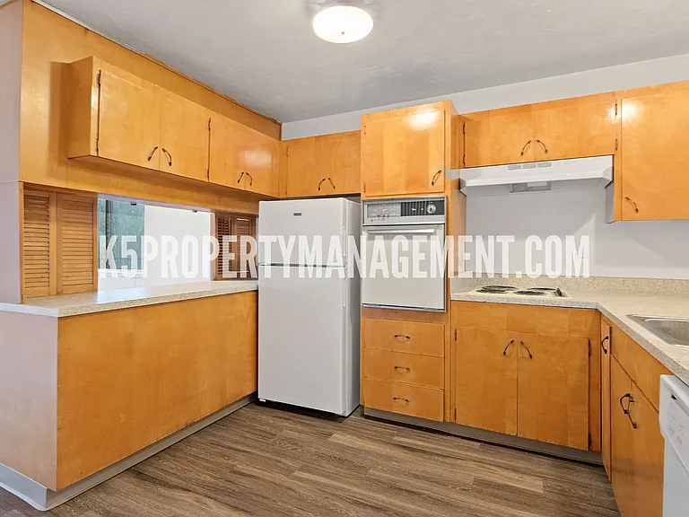 Town and Country Apartments — Photo 3