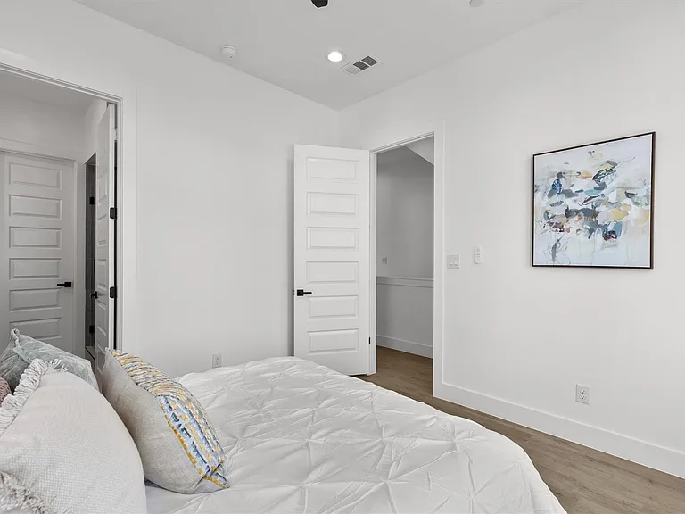 723 W 10th St #101 — Photo 20