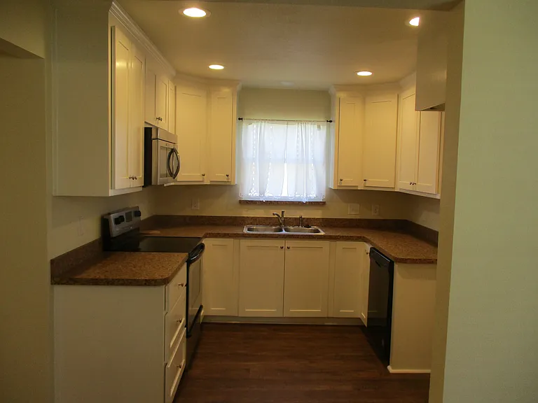 1718 NW Dallas St — Photo 4