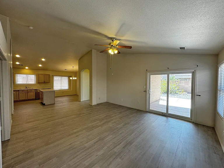 7152 Elk Creek Rd NE — Photo 3