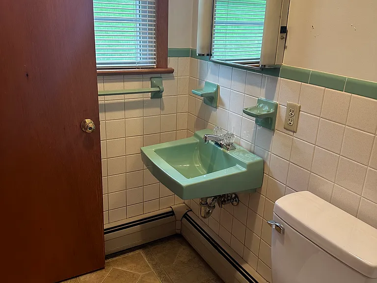561 Broadview Dr — Photo 9