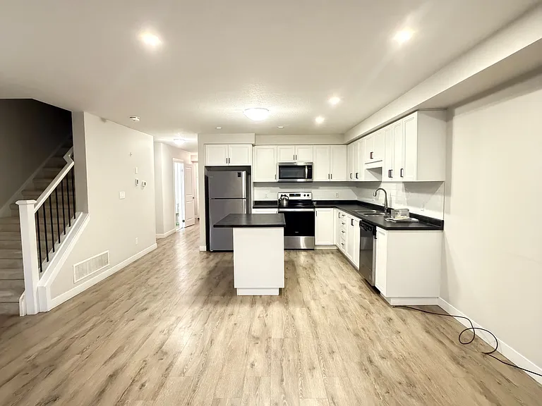 160 Stanley St #4 — Photo 6