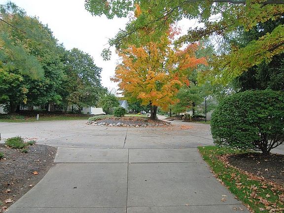 5th image of 227 Lake Pointe Dr