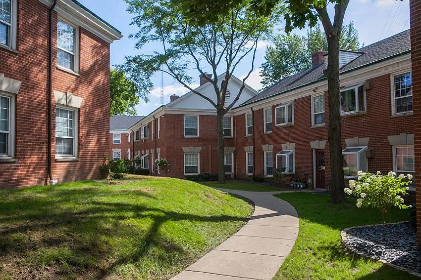 Colonial Court Apartments — Photo 4