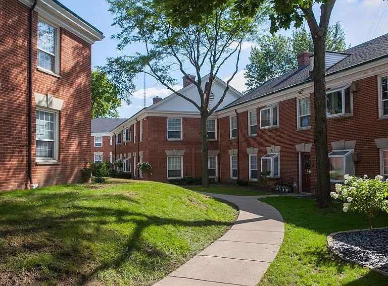 Colonial Court Apartments — Photo 4