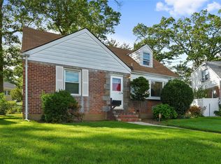 22 Sprague Dr, Valley Stream, NY 11580