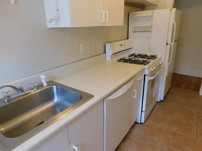 3 bed, 1.0 bath, $3,900 — Photo 2
